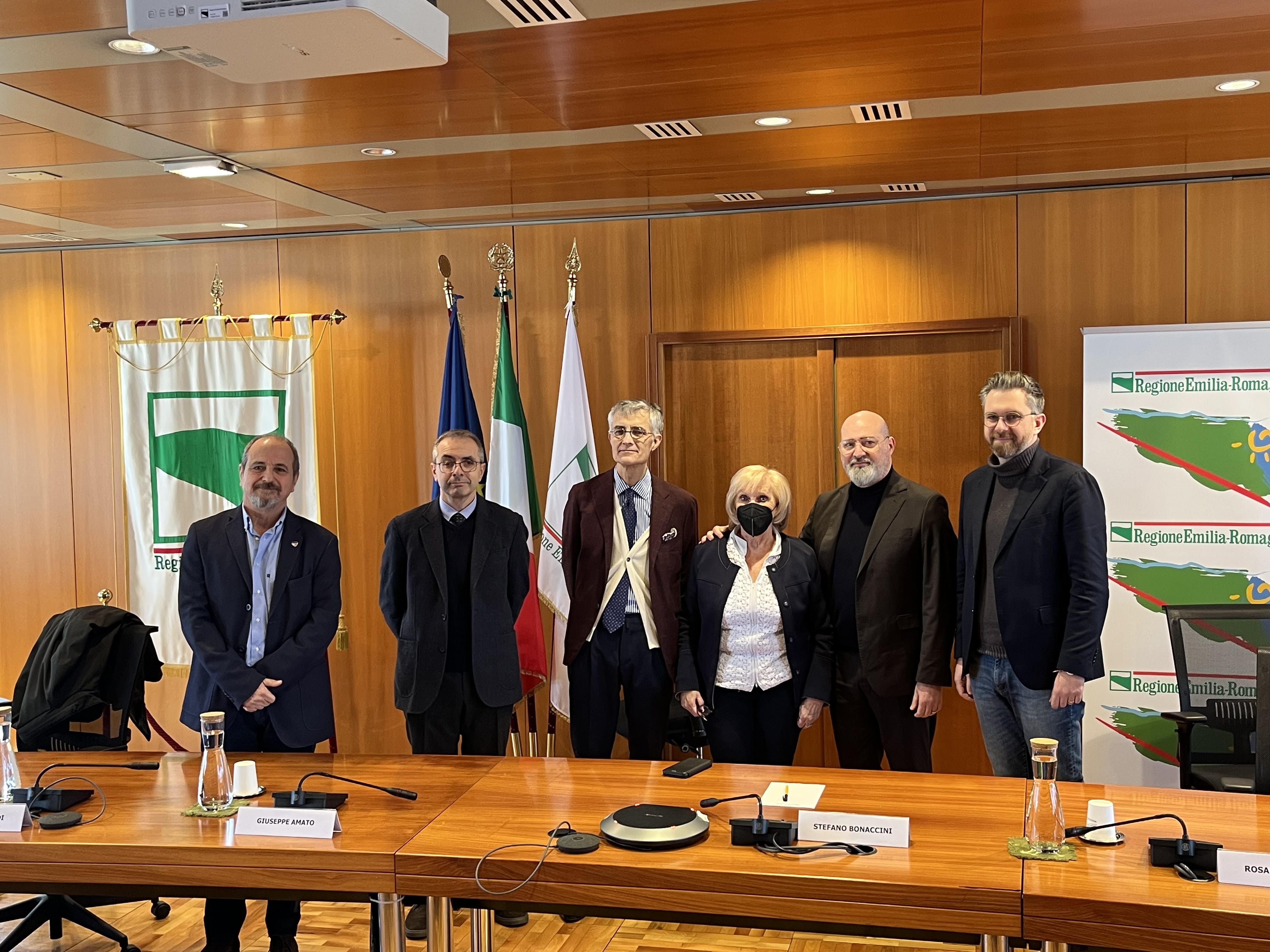 Da sinistra: Massimo Giansante, Alberto Ziroldi, Giuseppe Amato, Stefano Bonaccini, Rosanna Rossi Zecchi e Matteo Lepore.